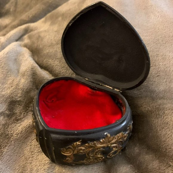 1939 Republic of Maldives Gold Tone Ornate Heart Shaped Vintage Trinket Box Rose - Picture 10 of 12